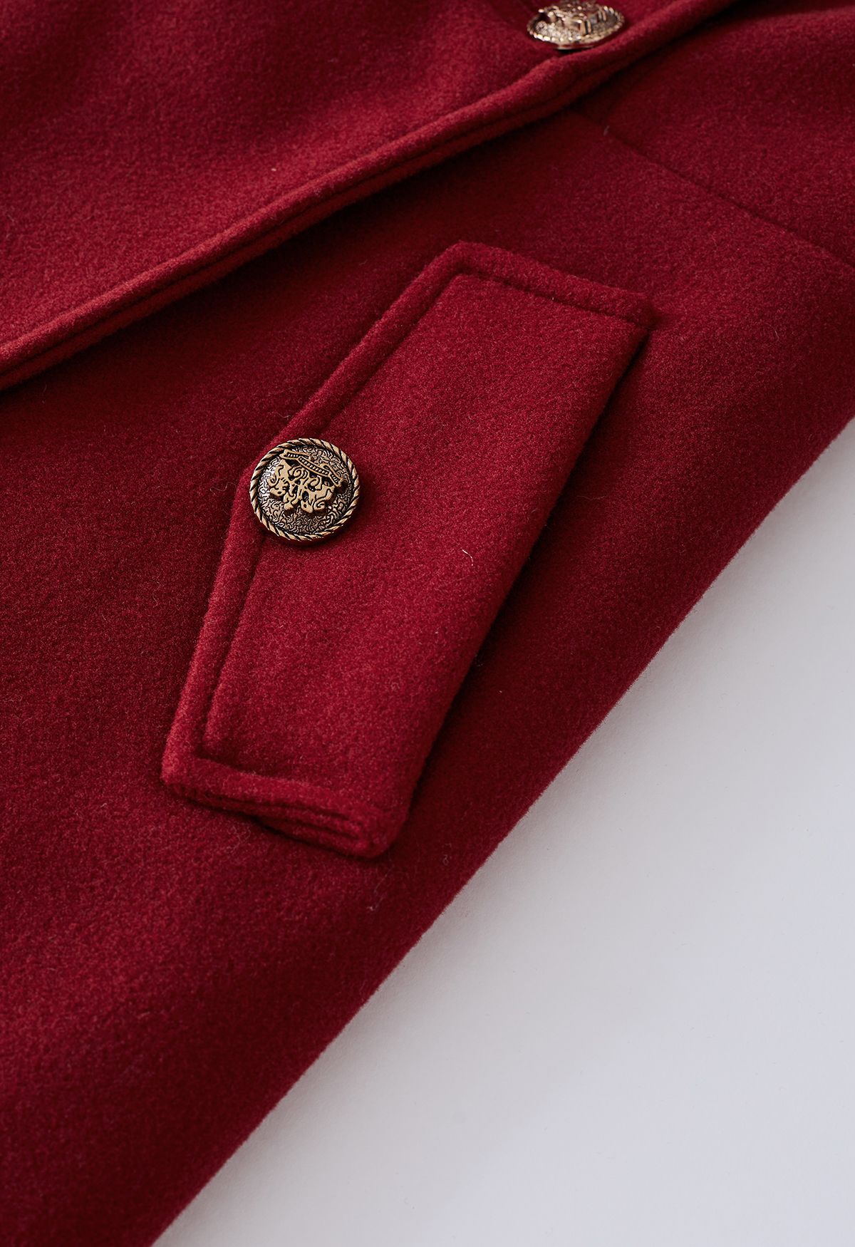 Abrigo largo de mezcla de lana con botones dorados de Modish en rojo