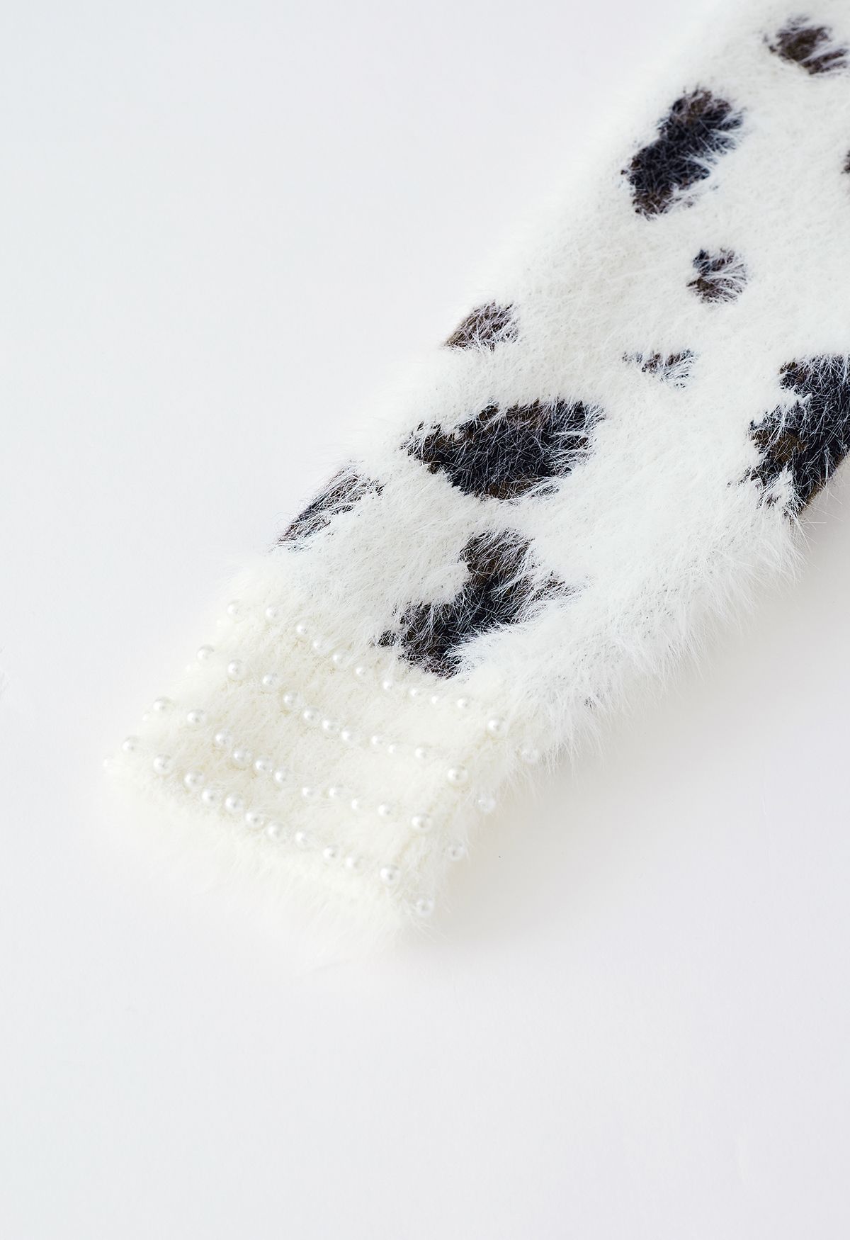 Suéter corto de punto fuzzy de leopardo nacarado en blanco