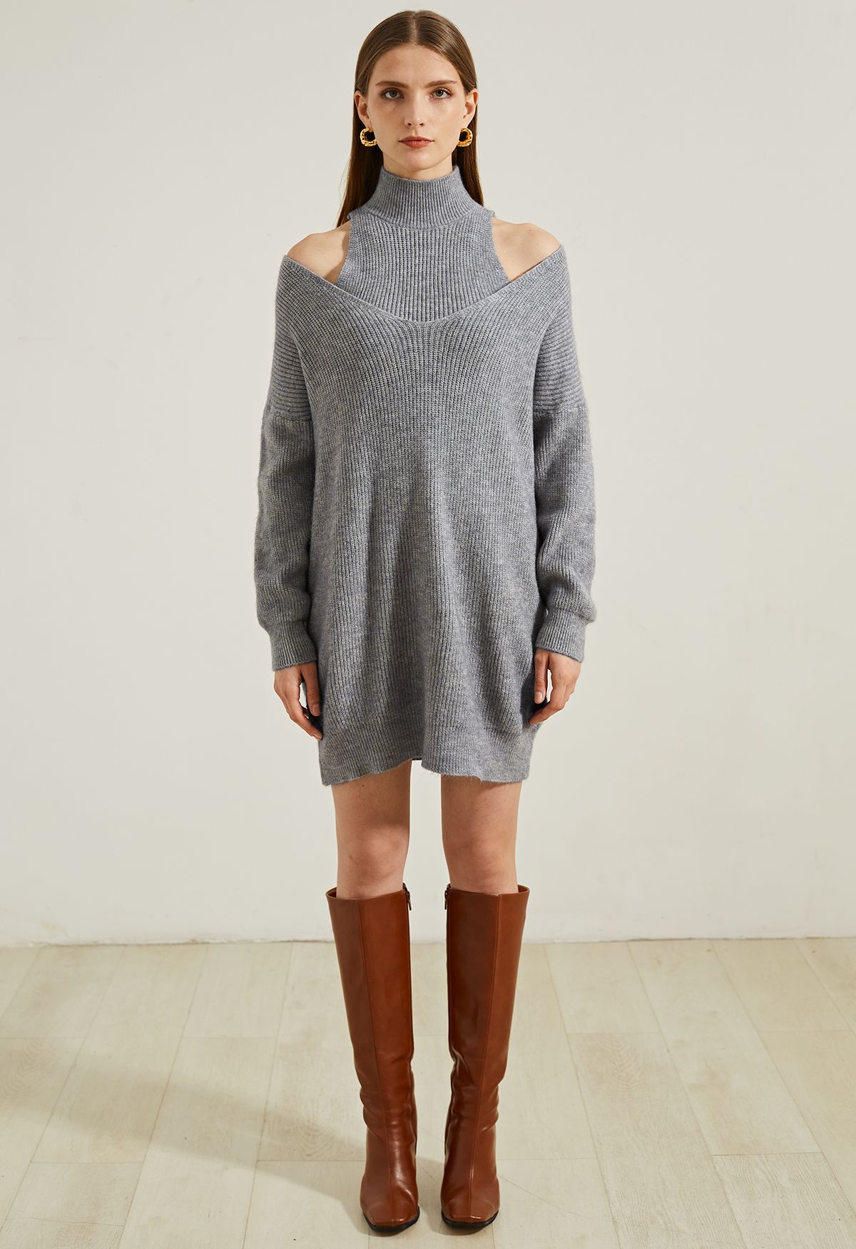 Vestido suéter de dos piezas con hombros descubiertos en gris