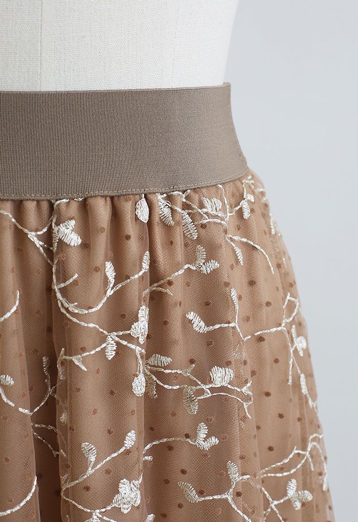 Falda midi de malla con puntos flocados de vid bordados en caramelo