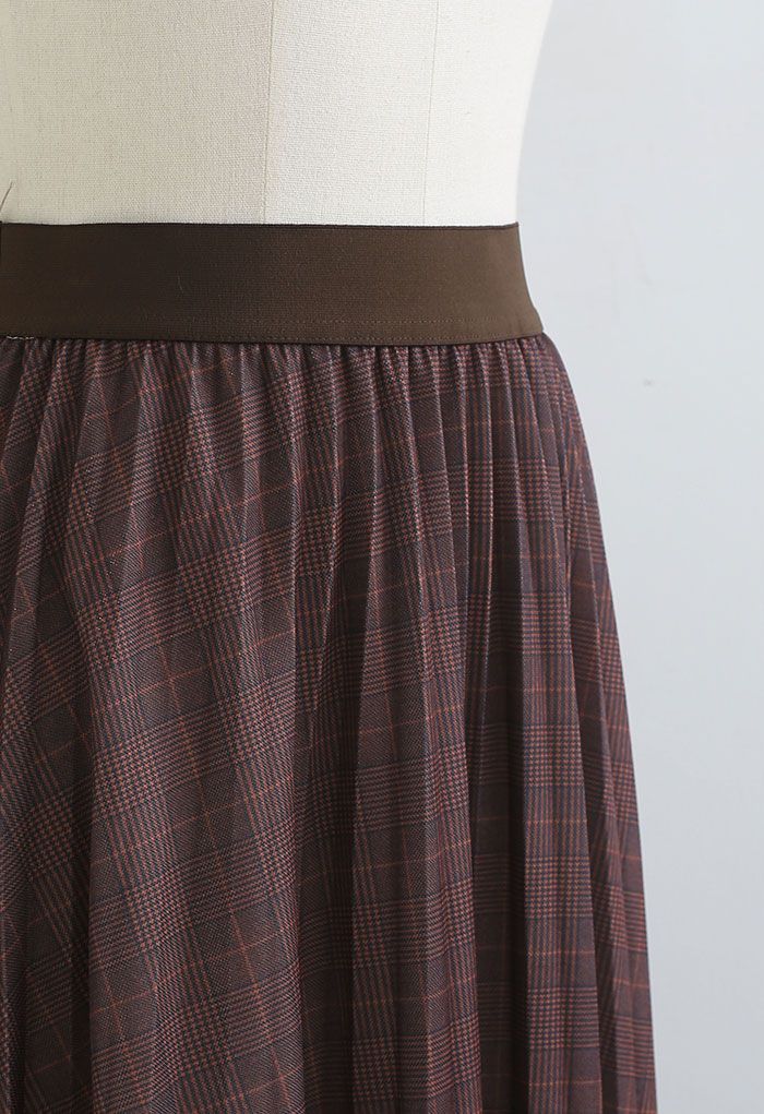 Falda midi plisada con estampado de cuadros marrón