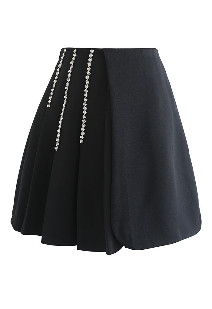 Minifalda con solapa plisada decorada con cadena de cristal en negro