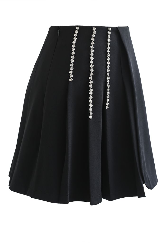 Minifalda con solapa plisada decorada con cadena de cristal en negro