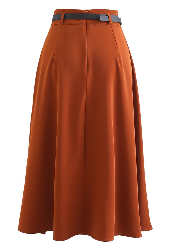 Falda con cinturón de talle alto y medio pliegue en rojo óxido