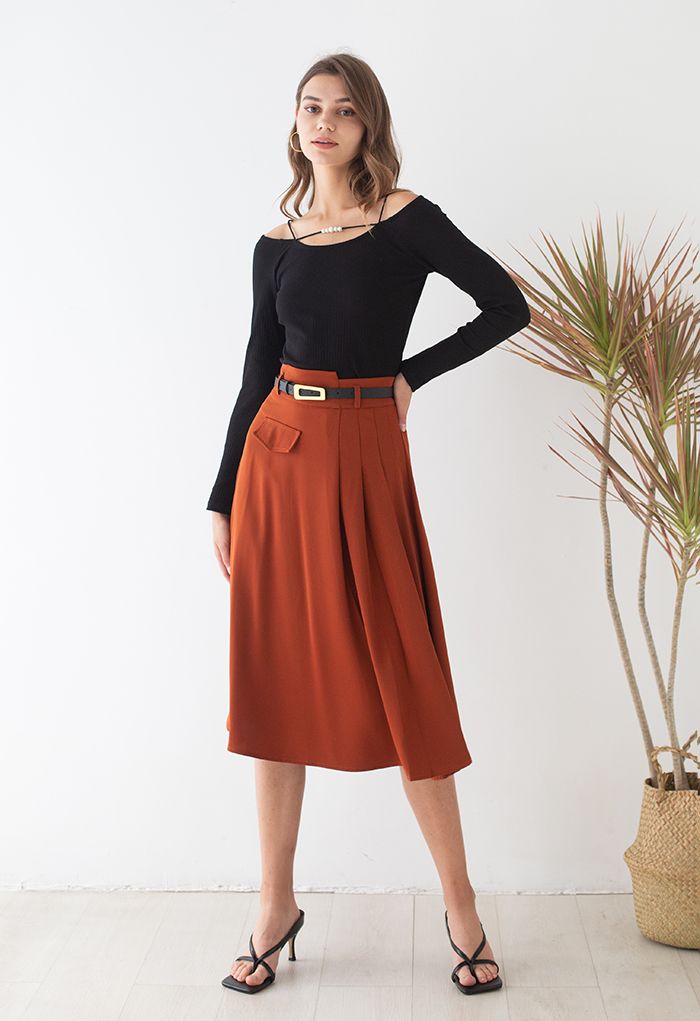 Falda con cinturón de talle alto y medio pliegue en rojo óxido
