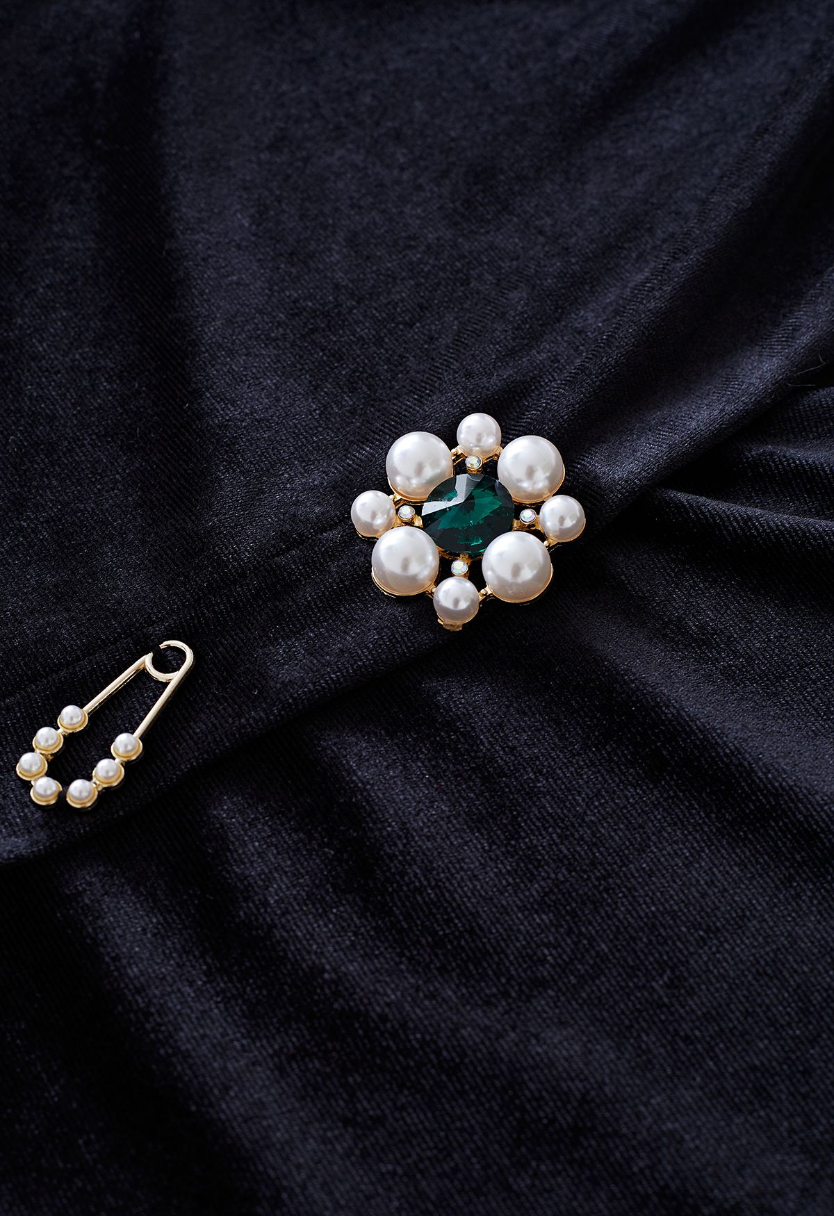 Top de terciopelo con cuello en V y joyas de perlas de imitación en negro