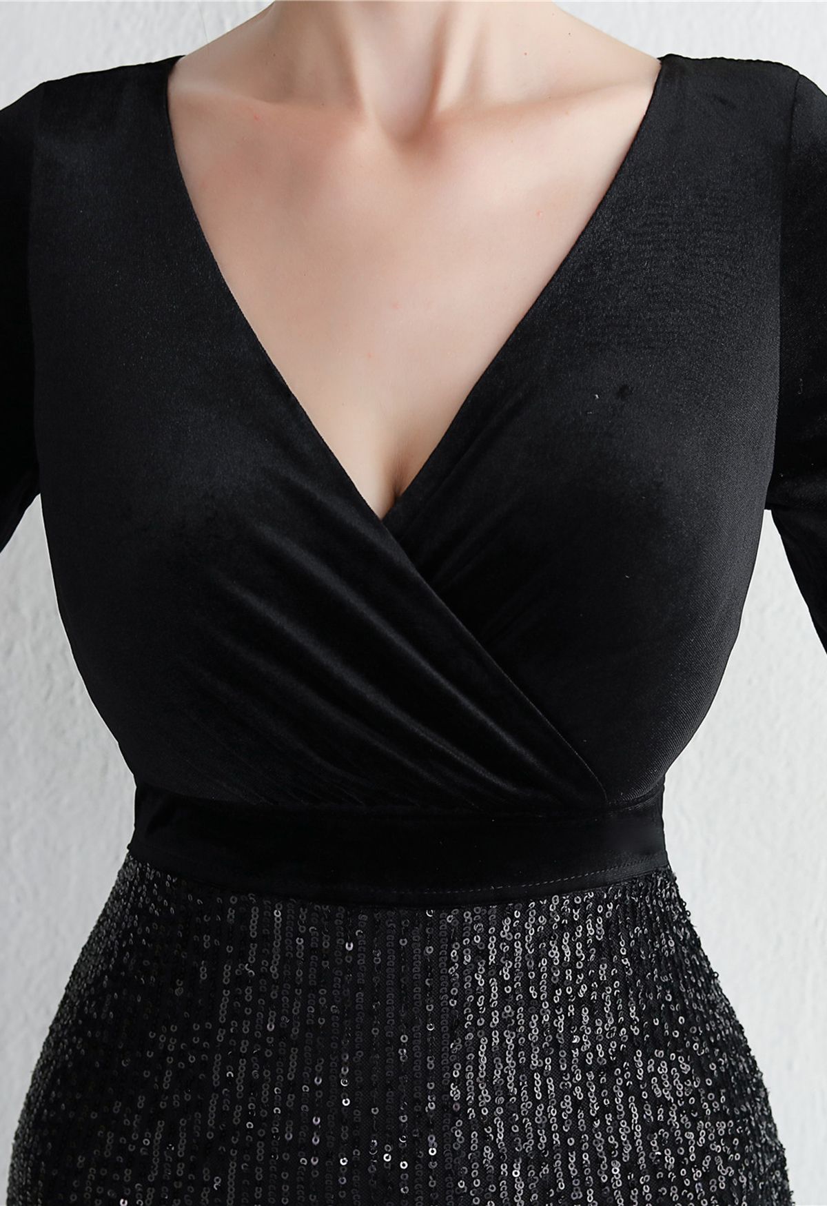 Vestido de cóctel de lentejuelas con cuello en V empalmado de terciopelo en negro