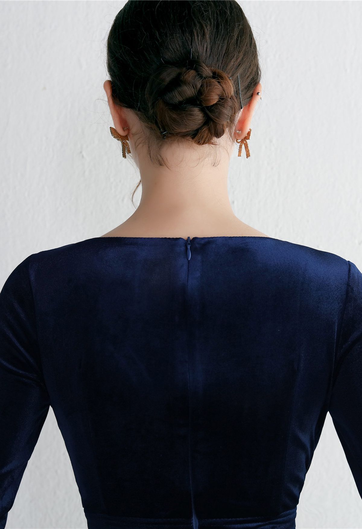 Vestido de cóctel de lentejuelas con cuello en V empalmado de terciopelo en azul marino
