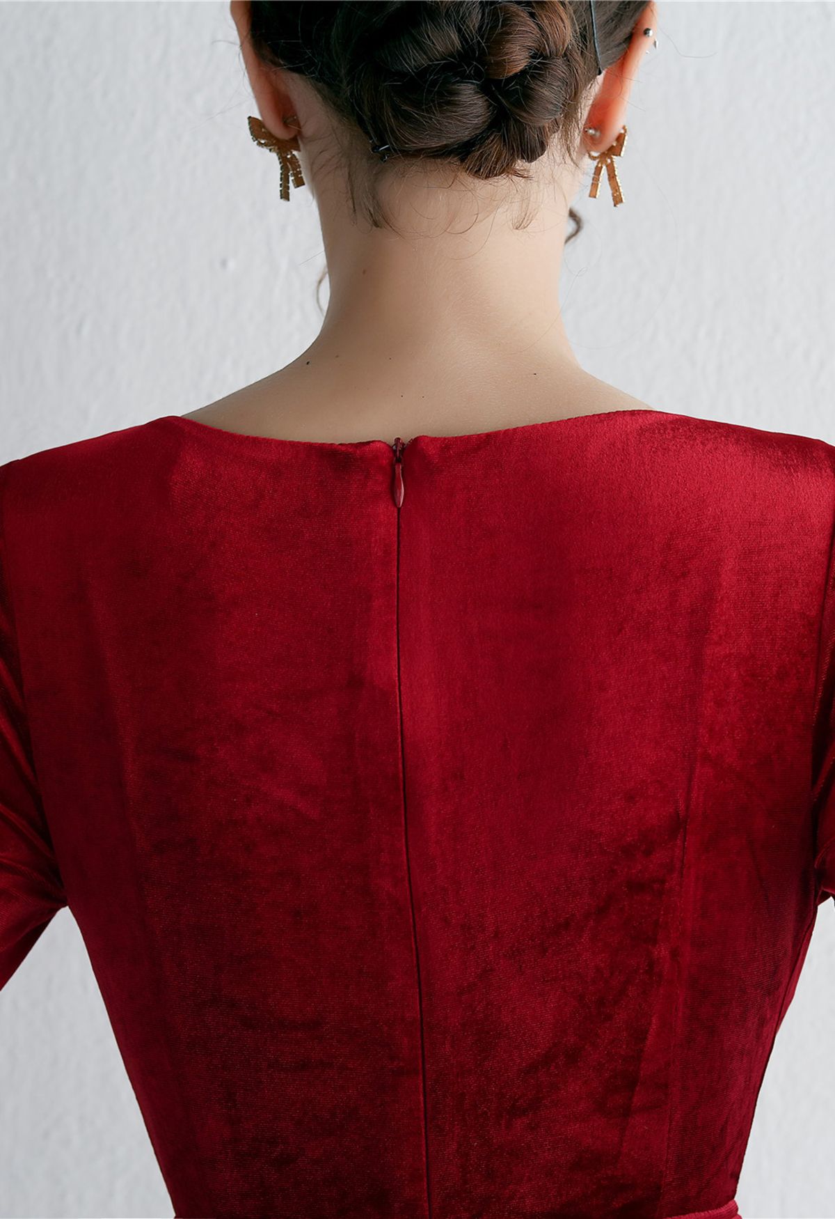 Vestido de cóctel de lentejuelas con cuello en V empalmado de terciopelo en rojo