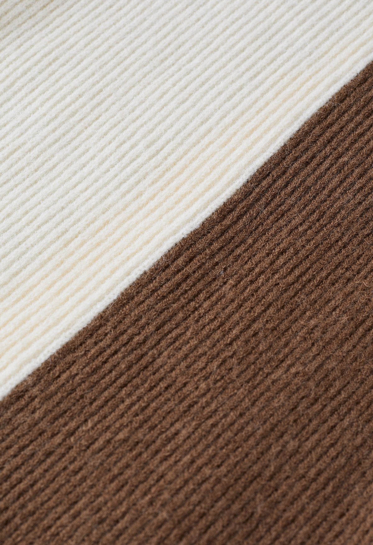 Conjunto de jersey extragrande de punto canalé bicolor y falda lápiz en marrón