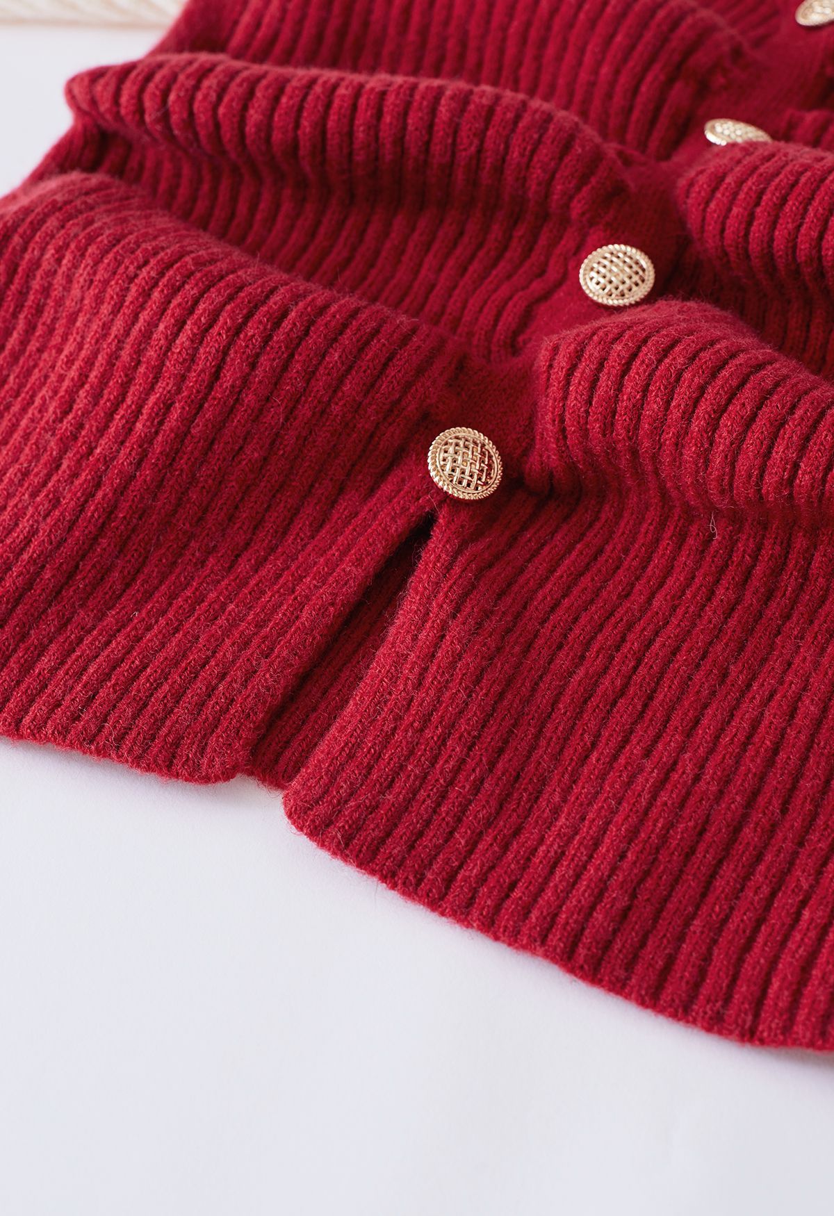 Suéter de punto con mangas abullonadas y botones en contraste en rojo