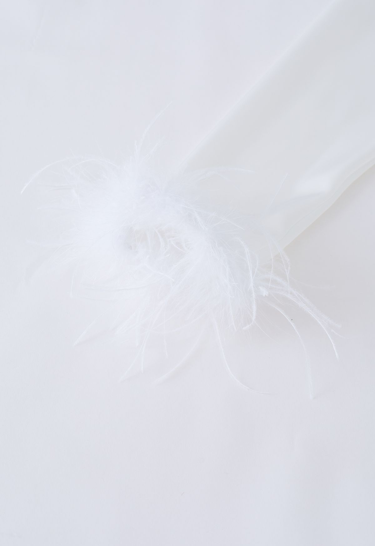 Camisa de raso con cuello de volantes y puños de plumas en blanco