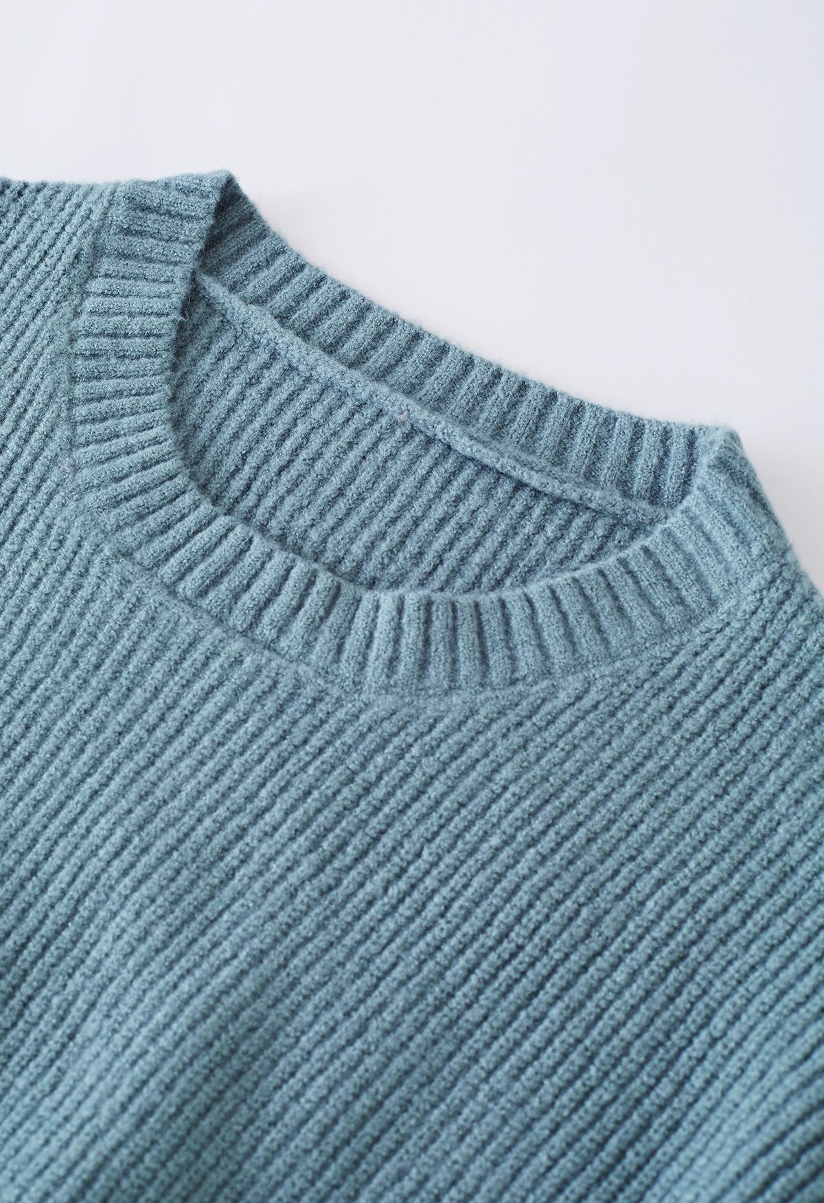 Suéter de punto con cuello redondo y nudo en azul polvoriento