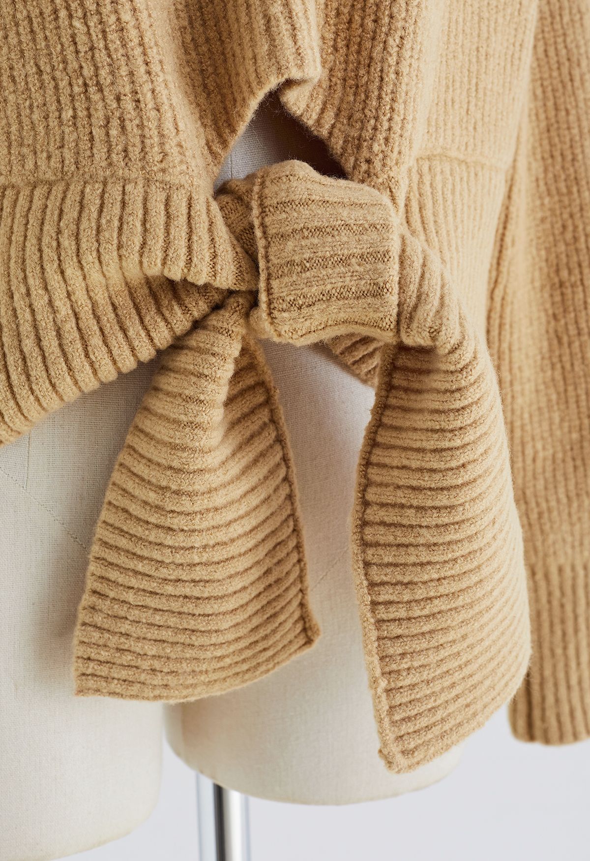 Suéter de punto con cuello redondo y nudo en camello
