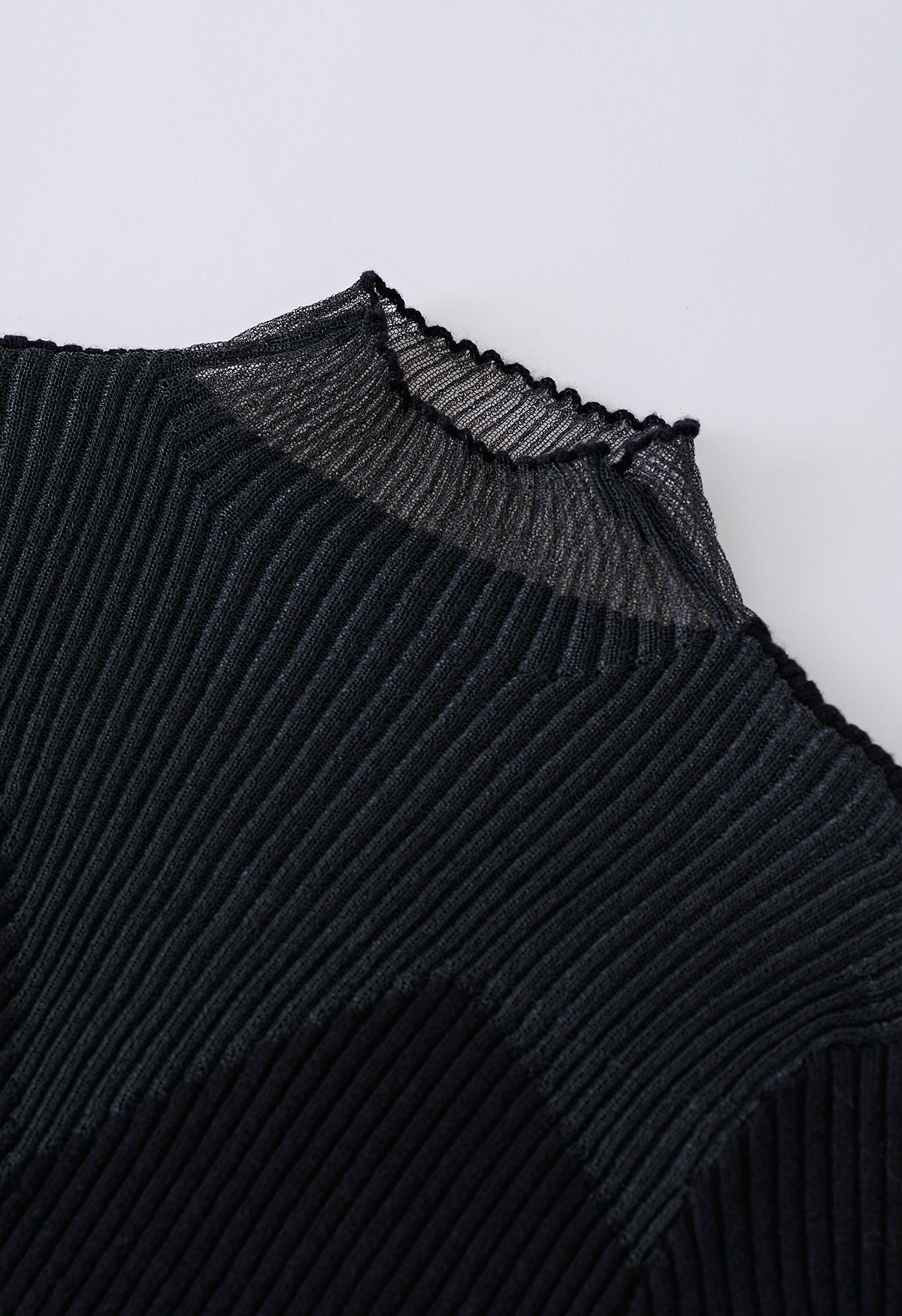 Top de punto con empalme de malla en zigzag con cuello simulado en negro