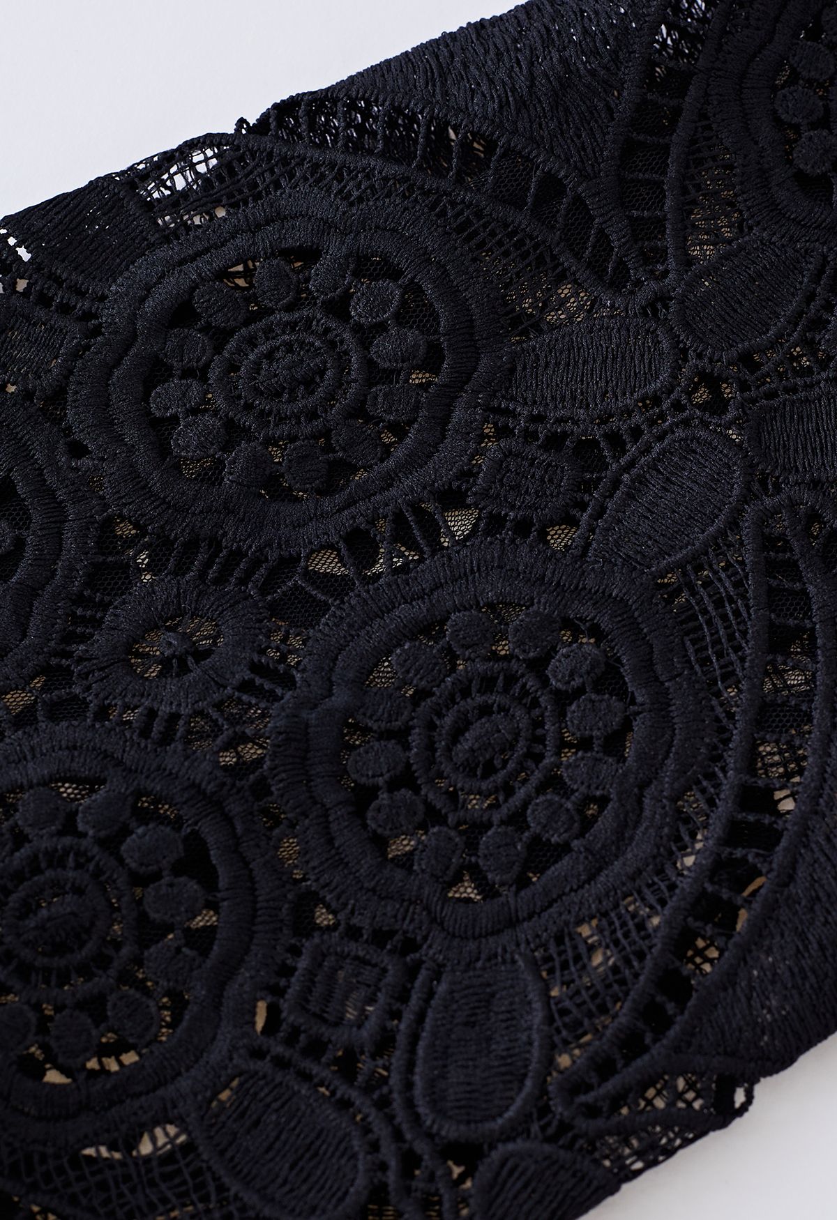 Top de punto con manga de crochet floral en negro