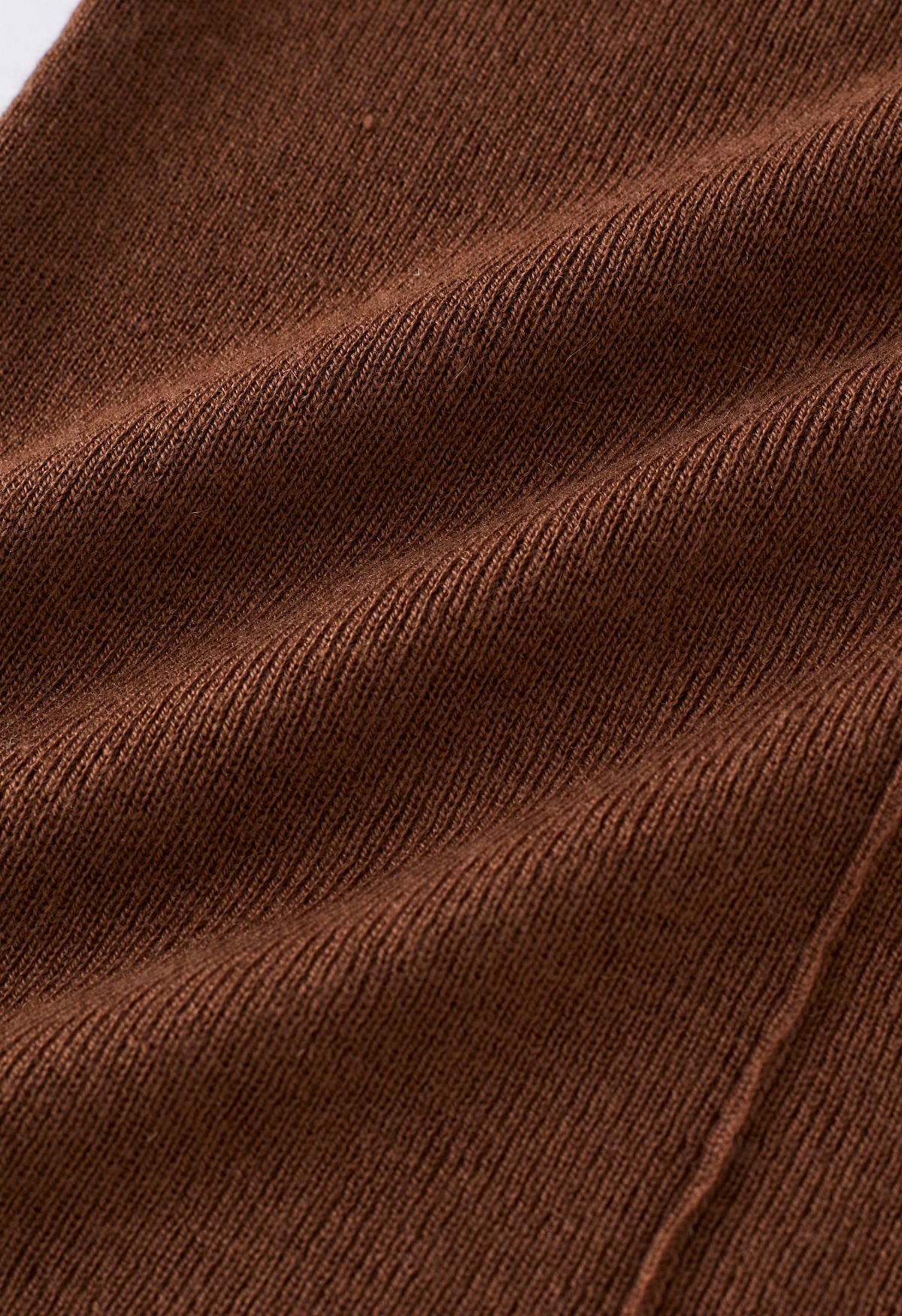 Top de punto ajustado de dos tonos con cuello alto en marrón