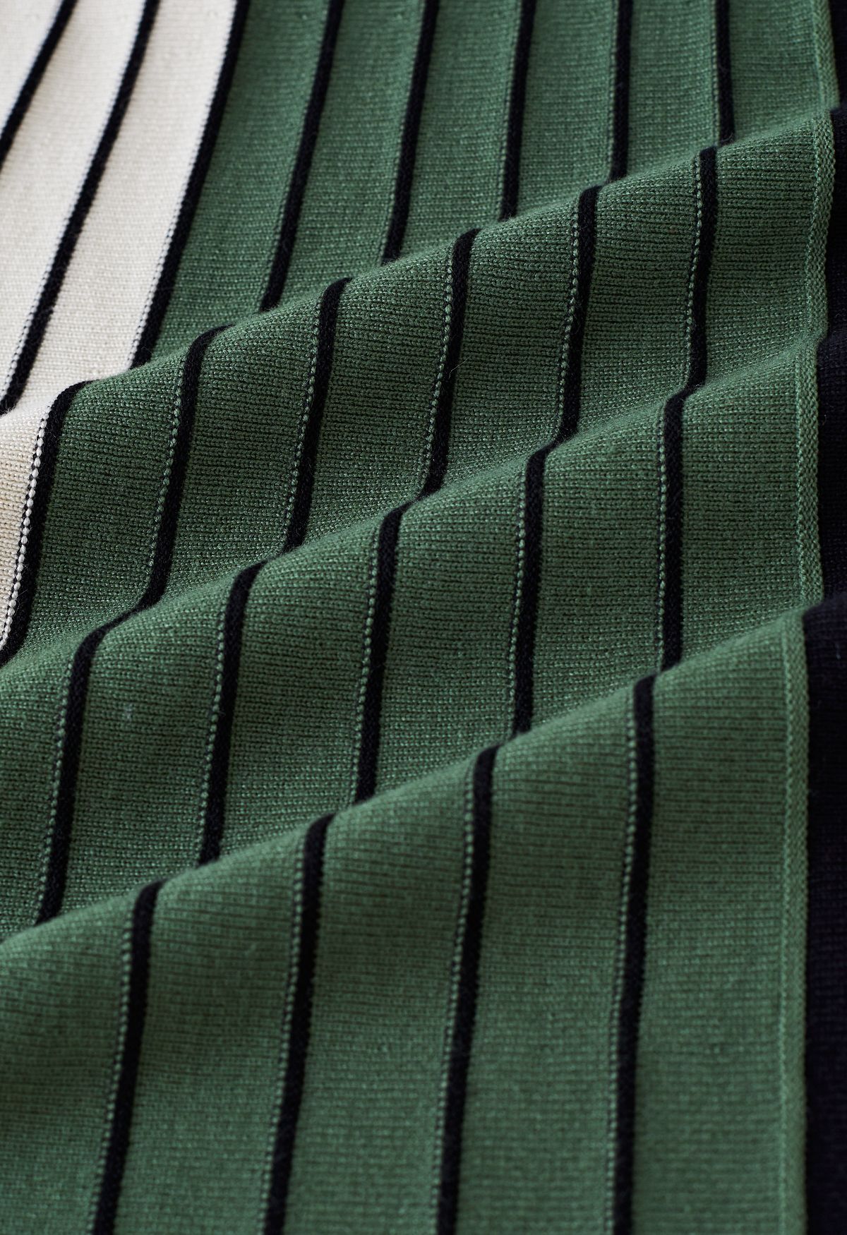 Falda midi con efecto plisado color block en verde militar