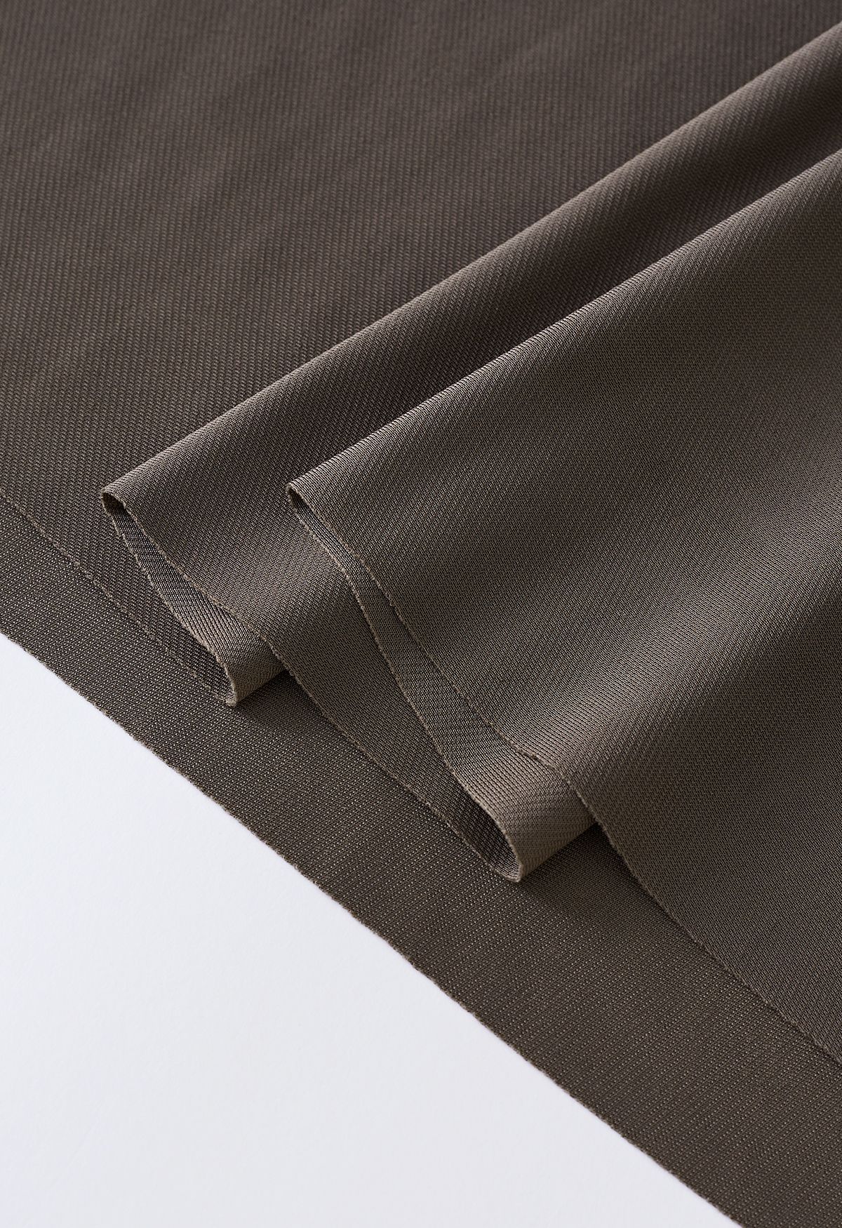 Falda midi plisada con detalle de costuras en caqui oscuro
