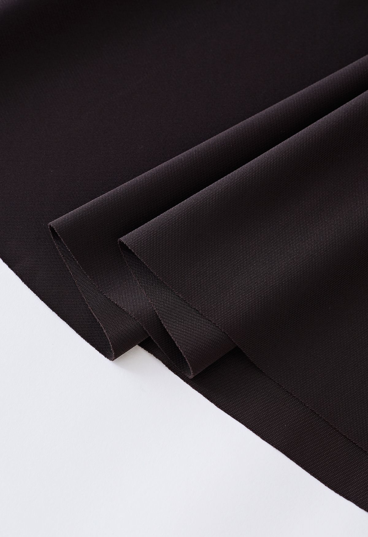 Falda midi plisada con detalle de costuras en marrón