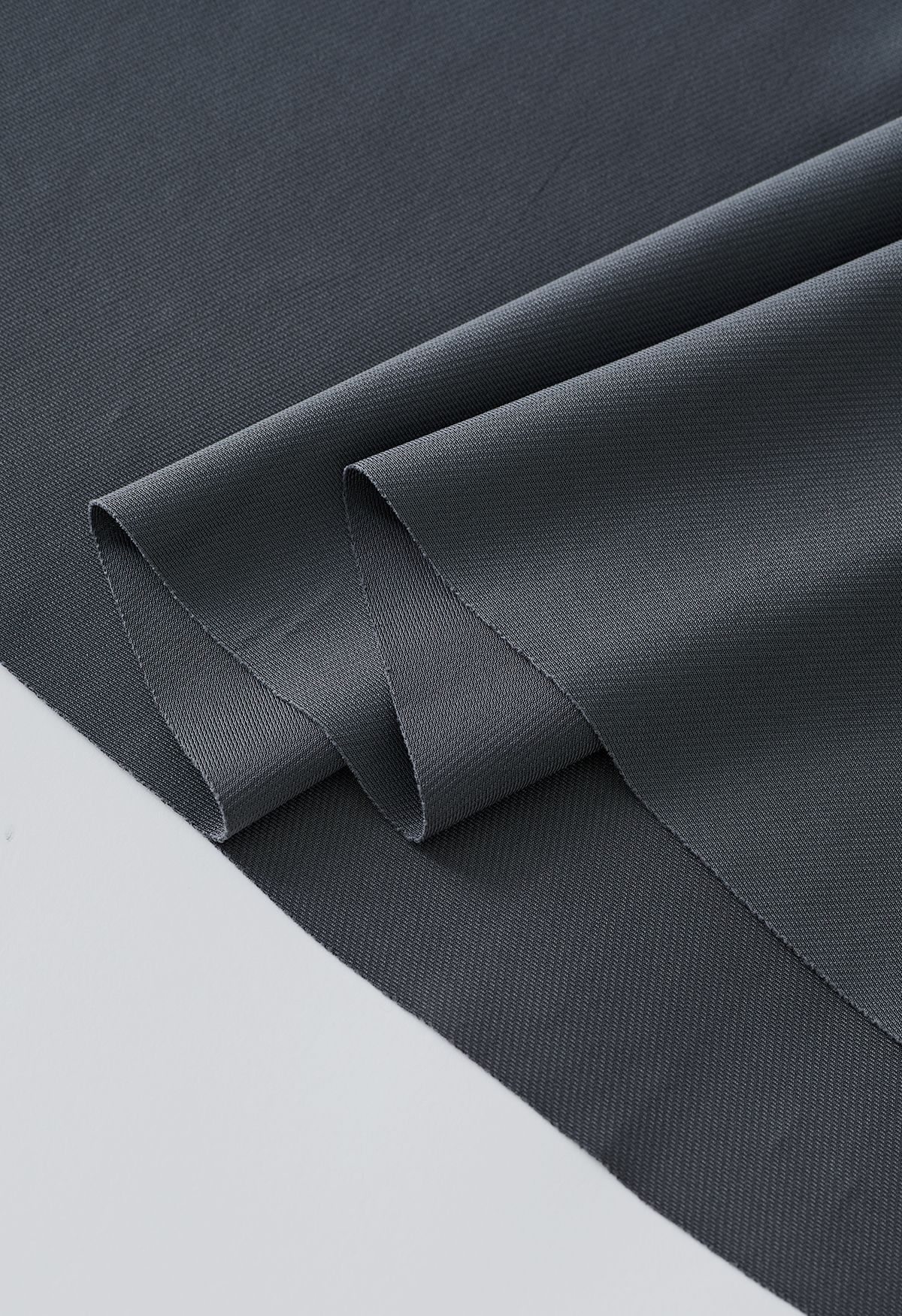 Falda midi plisada con detalle de costuras en gris