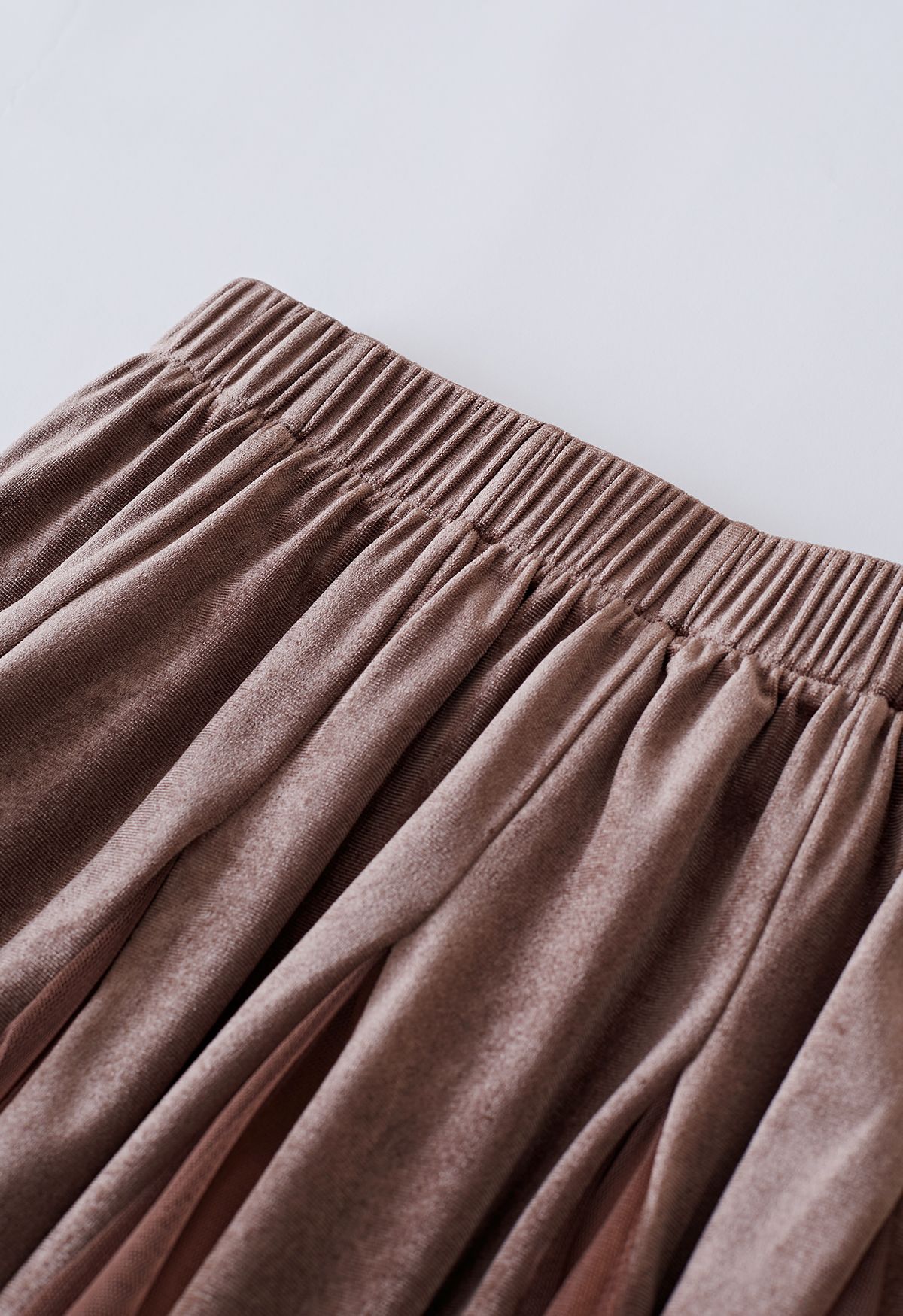 Falda midi con paneles de malla de terciopelo en marrón