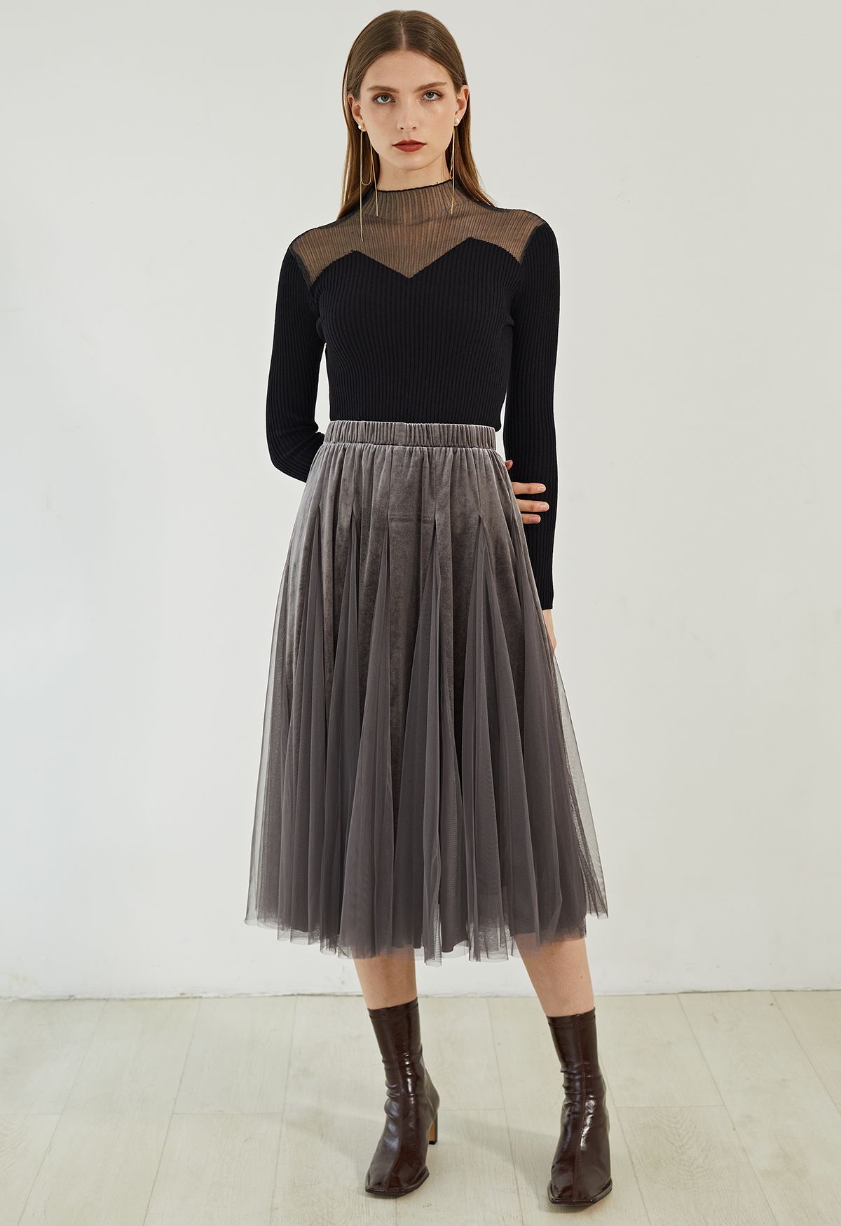 Falda midi con paneles de malla de terciopelo en gris