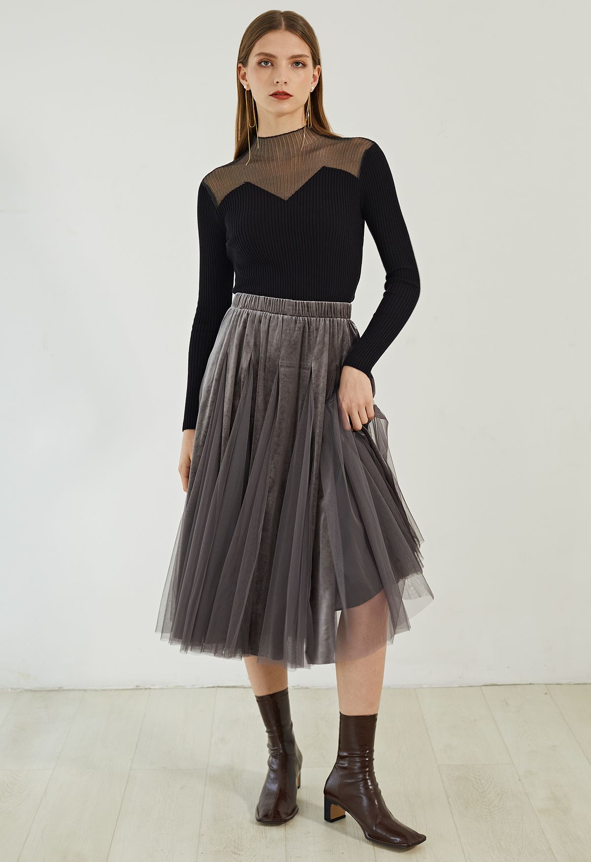 Falda midi con paneles de malla de terciopelo en gris