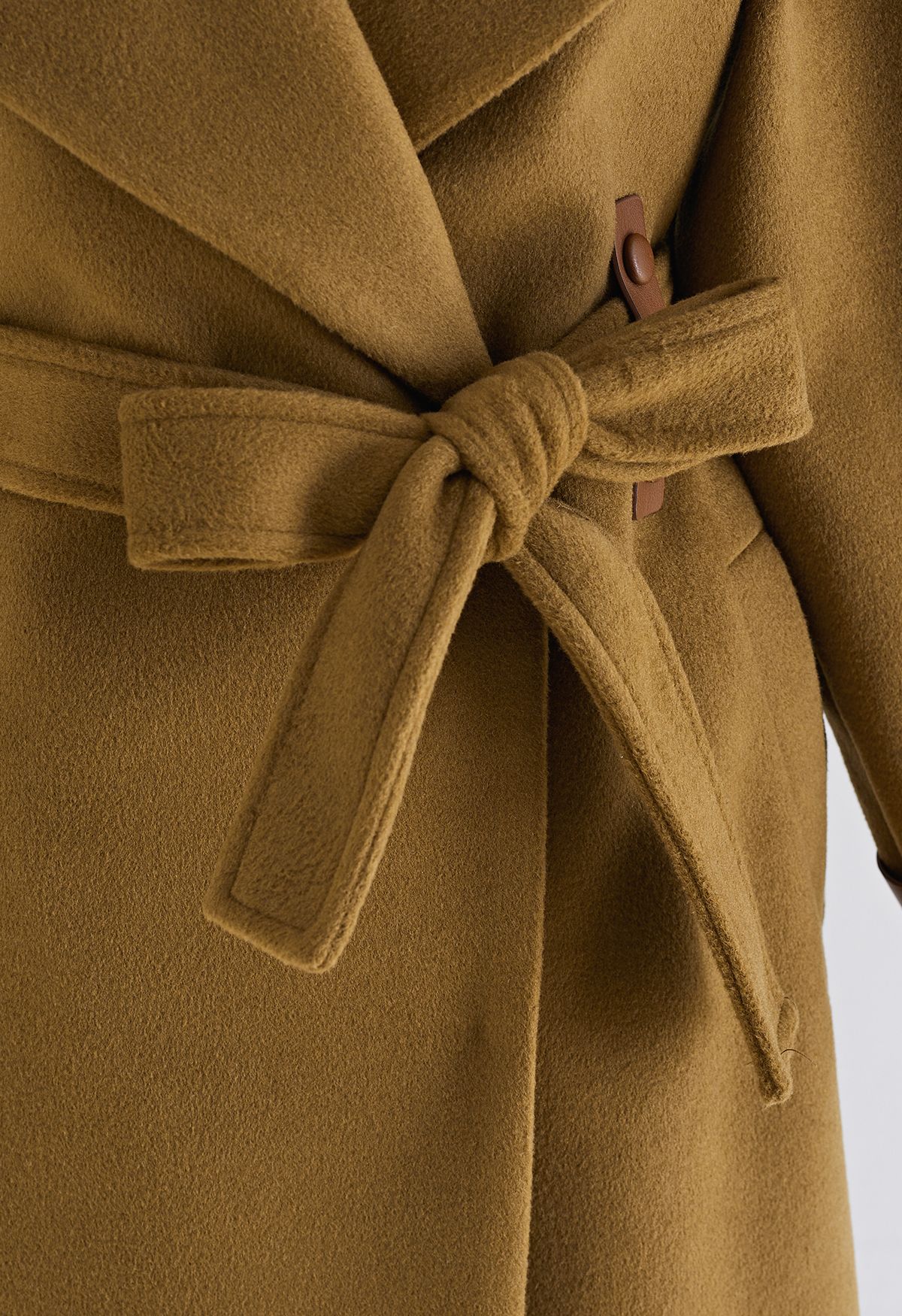 Abrigo largo de mezcla de lana con cinturón en mostaza