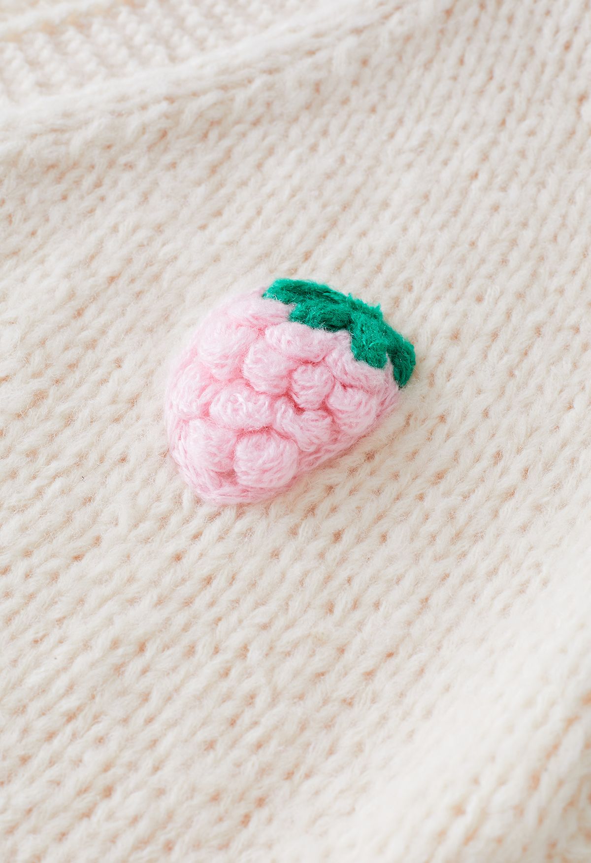 Cárdigan tejido a mano con botones de fresa de Stitch en color crema