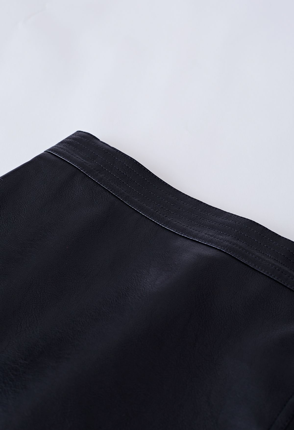 Nifty Faux Leather Flap Mini Bud Falda en negro