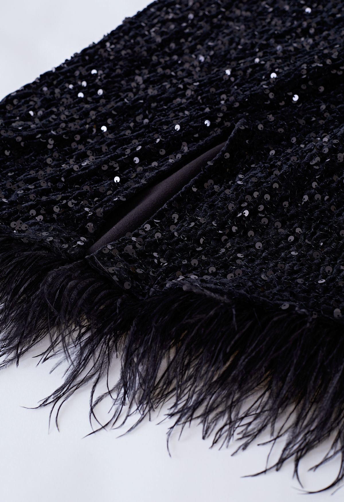 Falda de lápiz con dobladillo emplumado y lentejuelas de terciopelo en negro