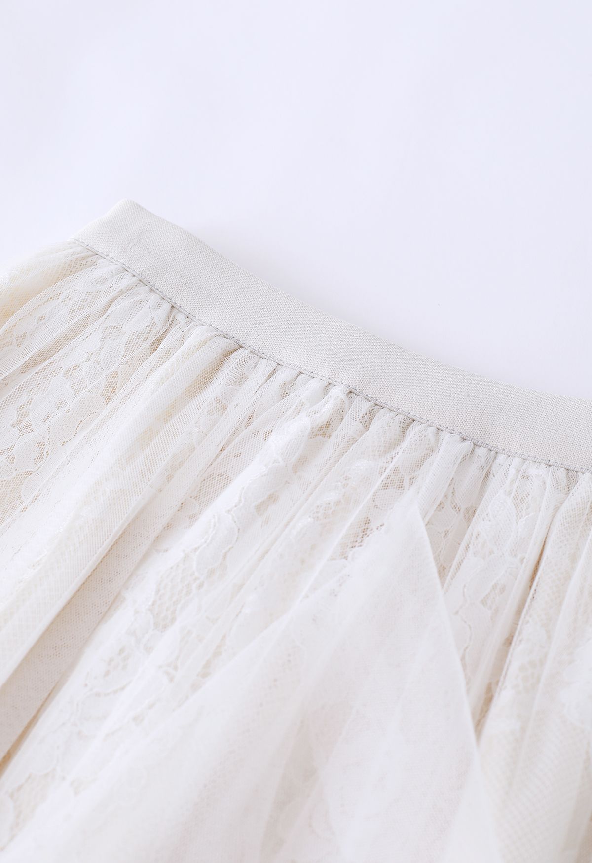 Falda de tul de malla con volantes de encaje floral en marfil