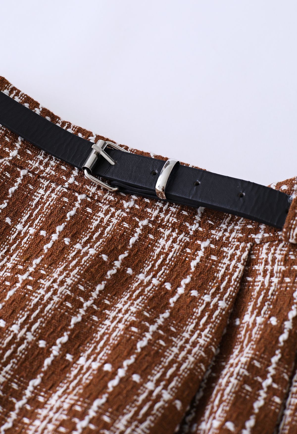 Falda midi de tweed con cinturón de rejilla en rojo óxido