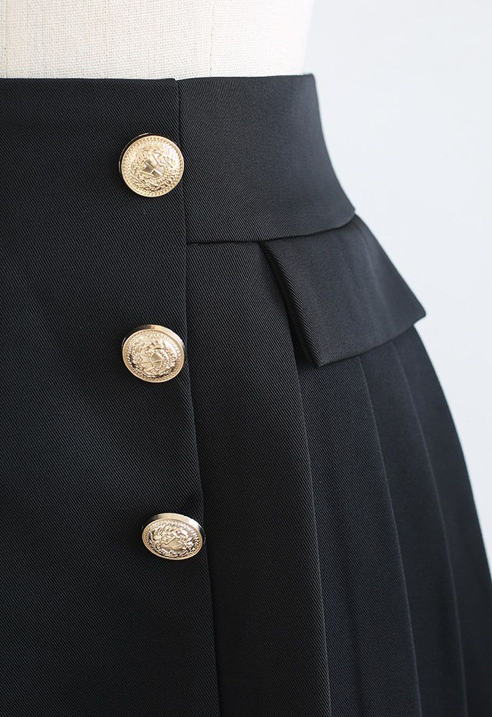 Minifalda plisada con sutiles botones dorados en negro