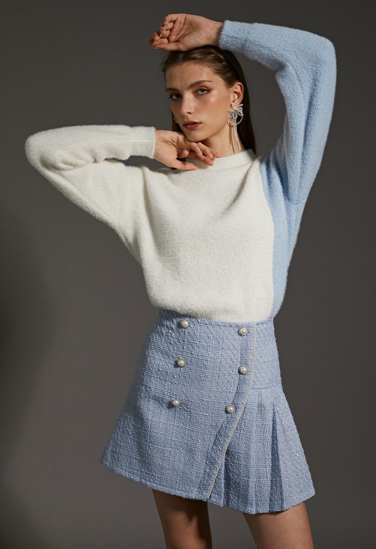 Suéter de punto difuso con dobladillo asimétrico bicolor en crema