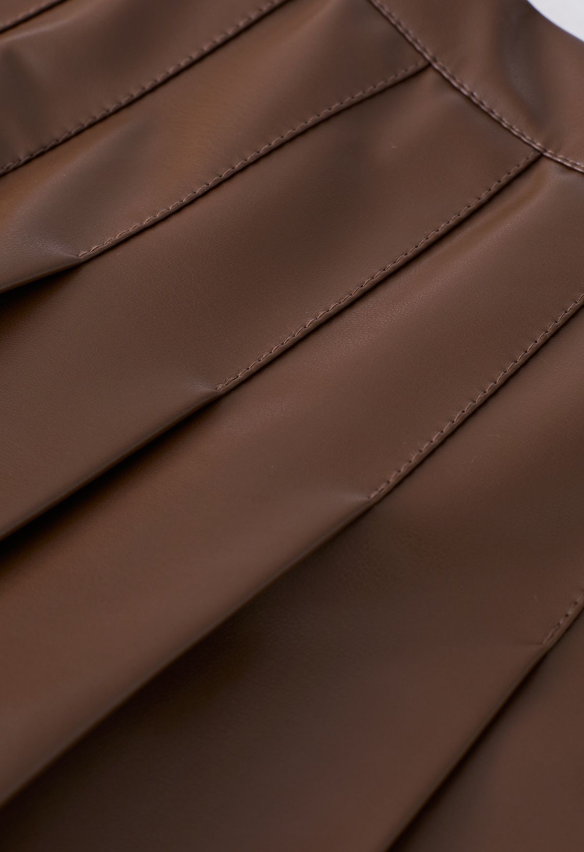 Minifalda acampanada plisada de cuero sintético en marrón