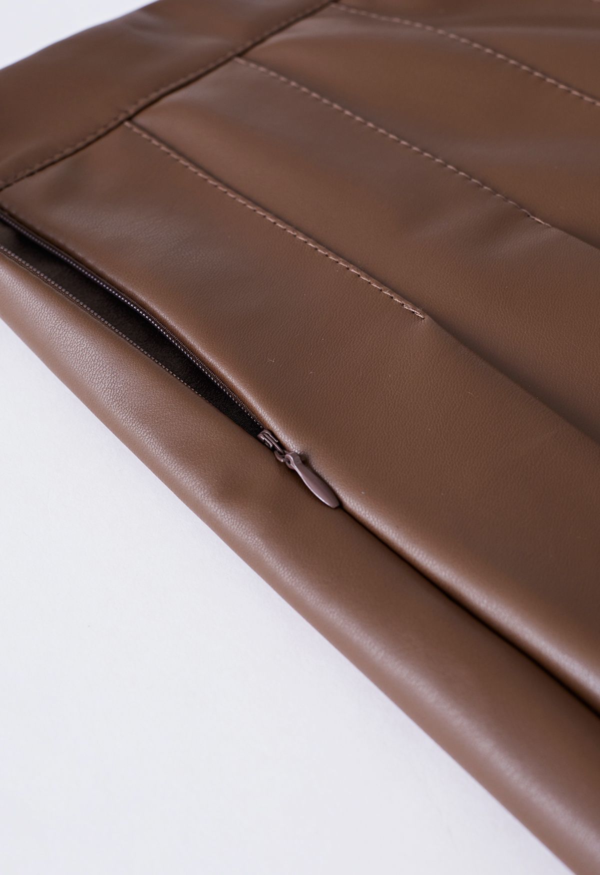 Minifalda acampanada plisada de cuero sintético en marrón