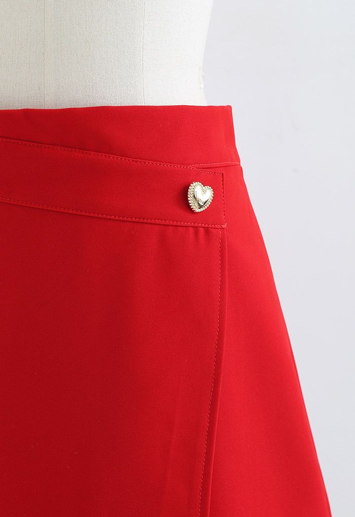 Minifalda con botones en forma de corazón y solapa en la parte delantera en rojo