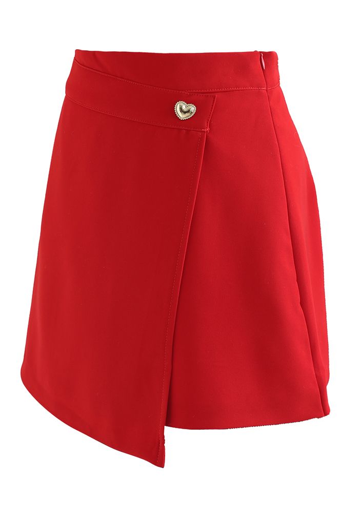 Minifalda con botones en forma de corazón y solapa en la parte delantera en rojo