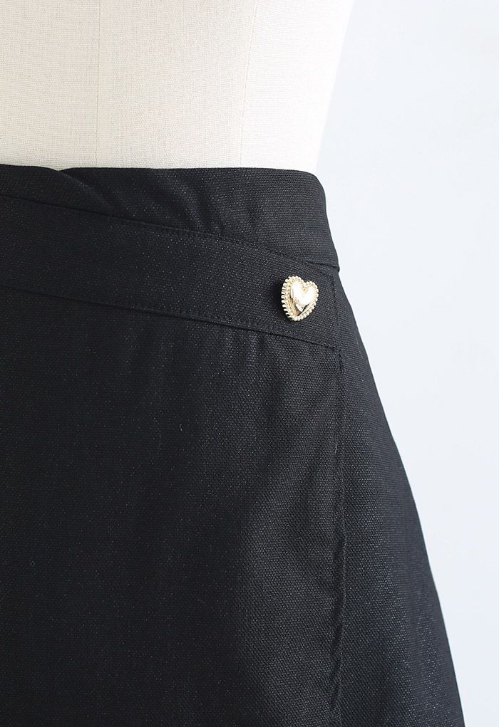 Minifalda con solapa y botones en forma de corazón en negro brillante