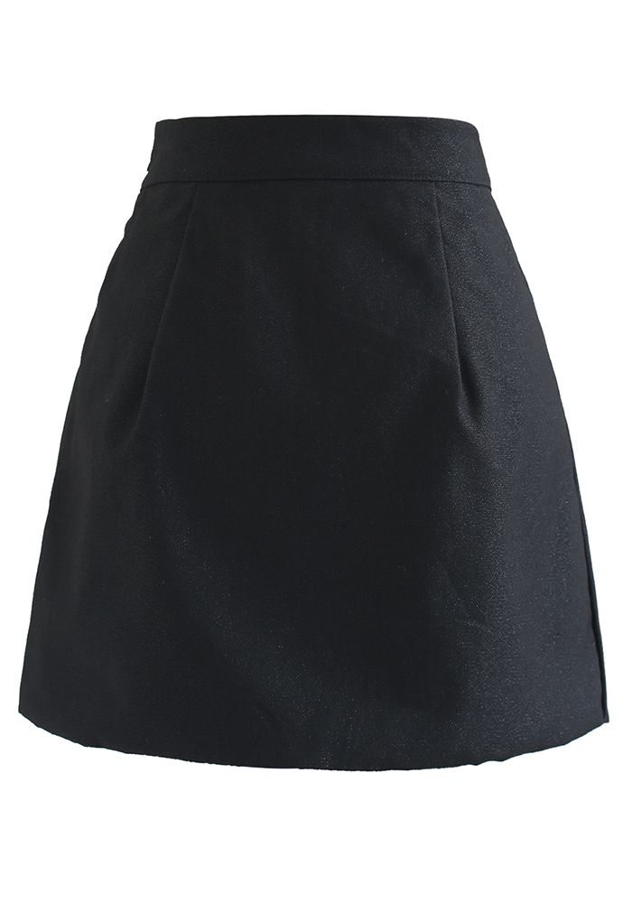 Minifalda con solapa y botones en forma de corazón en negro brillante