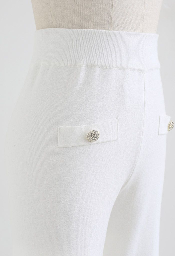 Pantalones de punto rectos con botones en blanco