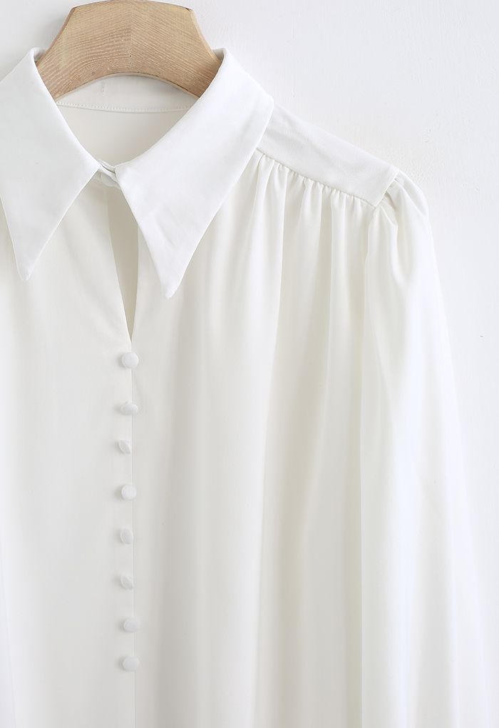 Snazzy Camisa decorada con botones de satén en blanco
