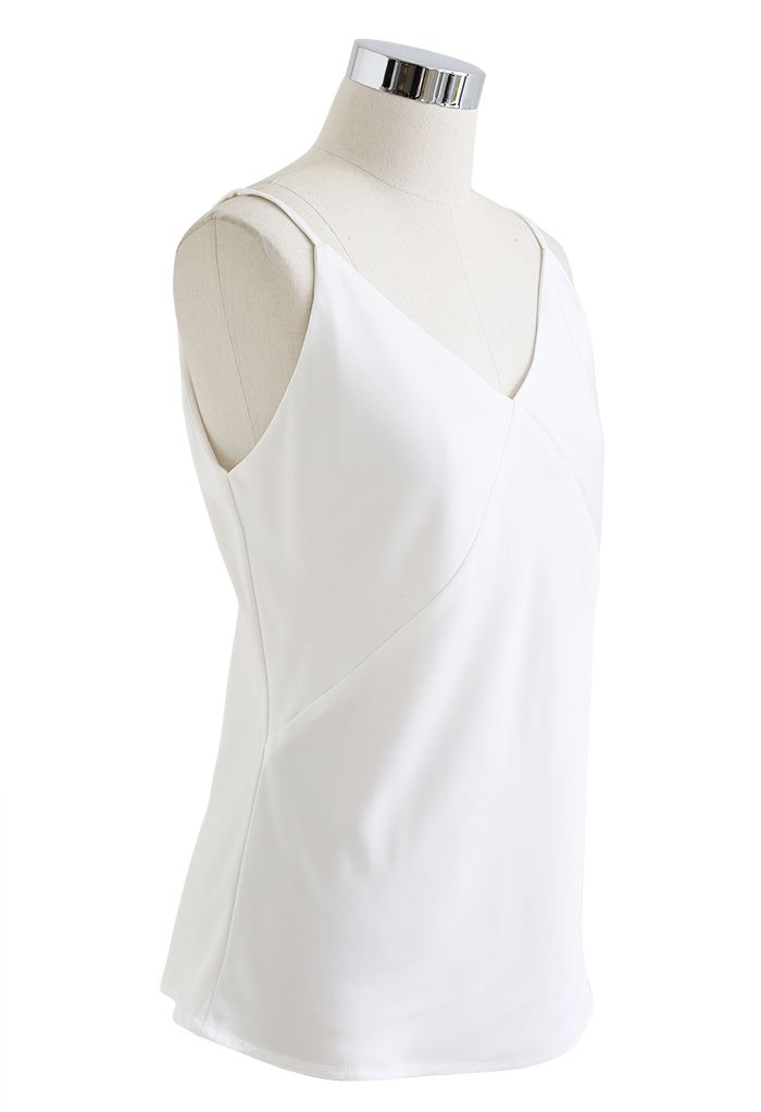 Camiseta sin mangas de satén con cuello en V en blanco