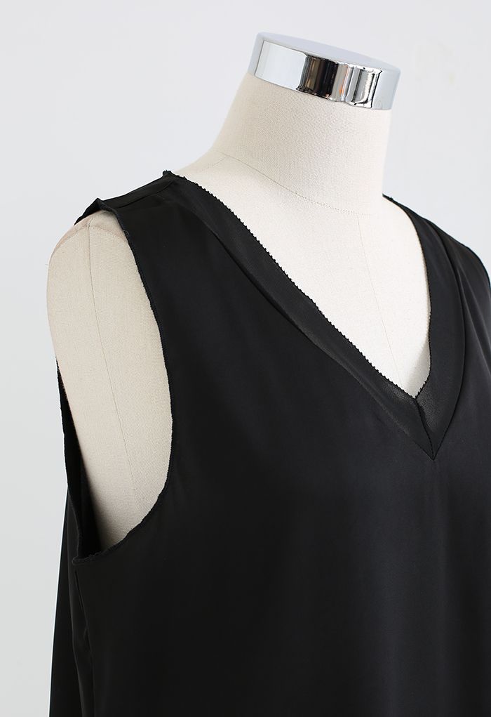 Camiseta de tirantes de satén sin mangas con cuello en V en negro