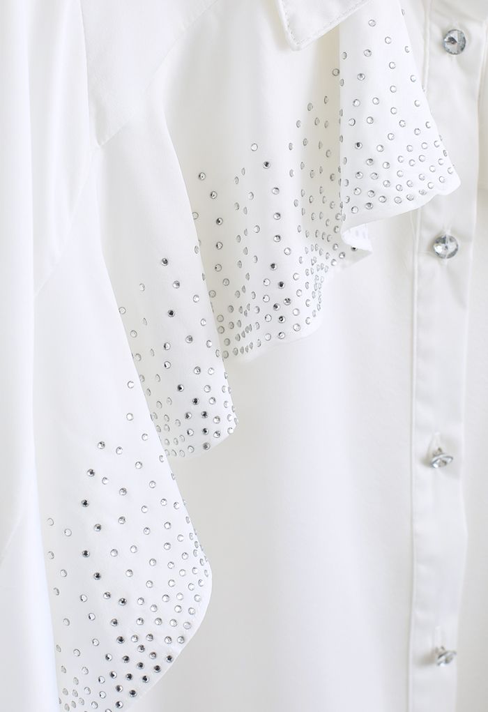 Camisa de satén con mangas con volantes de cristal en blanco