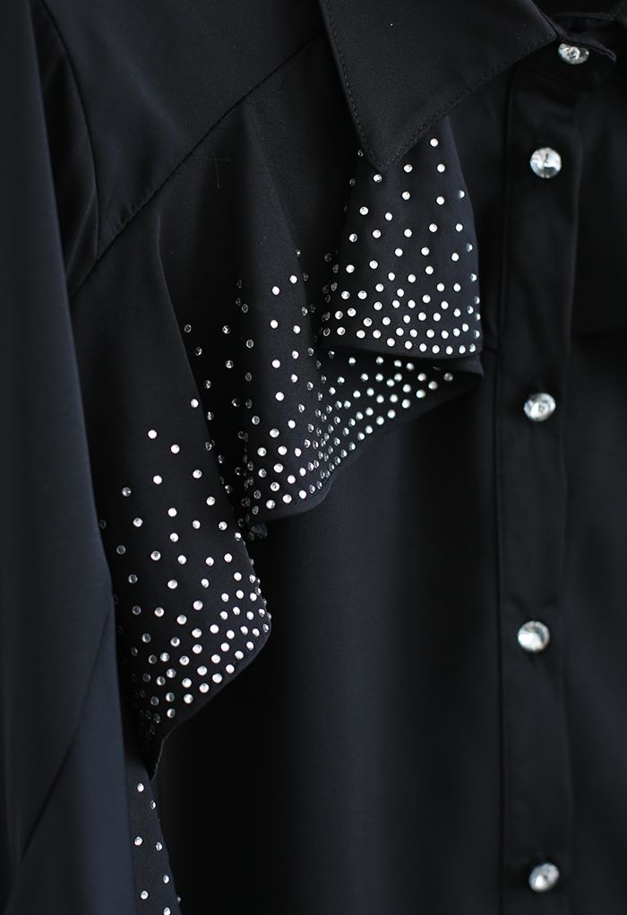 Camisa de satén con mangas con volantes de cristal en negro