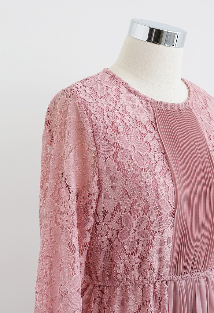 Vestido midi plisado con empalme de encaje floral en rosa