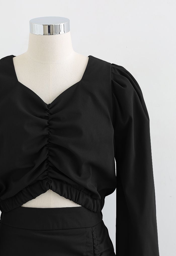 Conjunto de top corto con mangas abullonadas y falda lápiz con cordón en negro